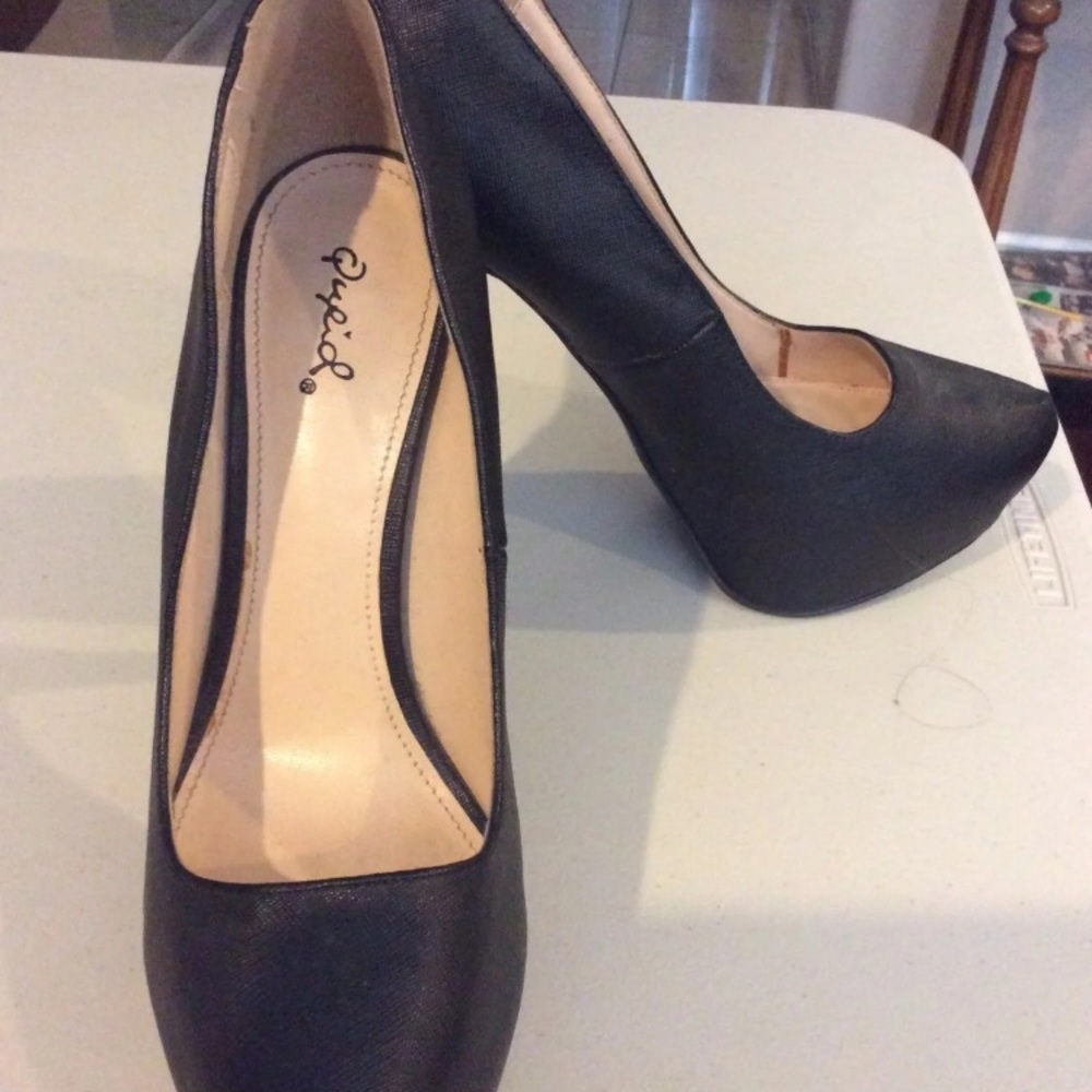 Black pumps